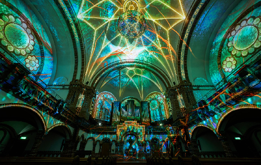 Info - Genesis in der Passionskirche Berlin: eine immersive Lichtshow